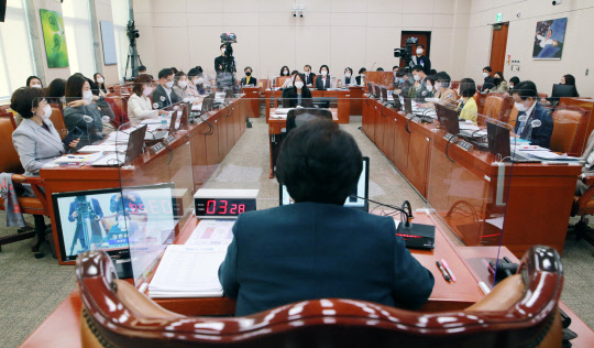 27일 서울 여의도 국회에서 열린 국회 여성가족위원회 종합국정감사. 연합뉴스.